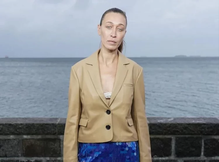 Në moshën 38-vjeçare, motra e katërt Hadid shfaqet në pasarelë