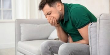 Pse na vjen për të vjellë sapo zgjohemi nga gjumi?