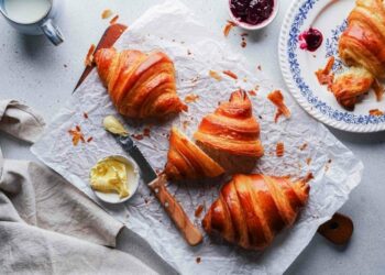 Pse duhet të hamë një ëmbëlsirë në mëngjes?