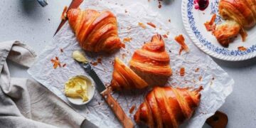 Pse duhet të hamë një ëmbëlsirë në mëngjes?