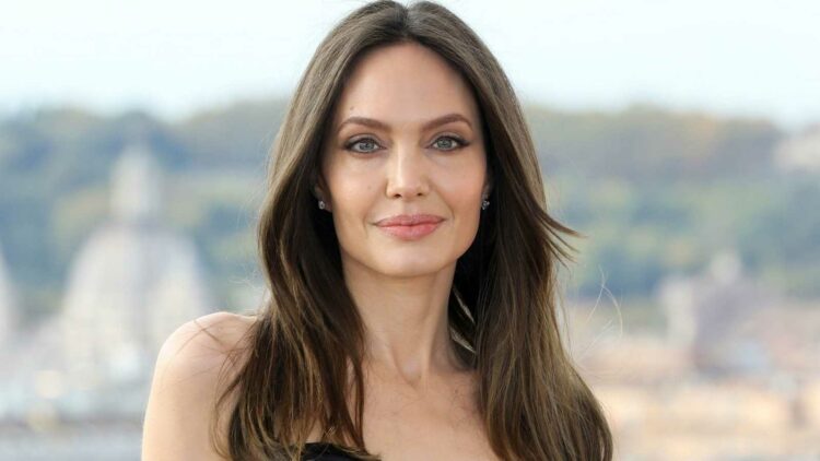 Angelina Jolie sapo bëri një tatuazh të ri!