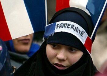 Vendimi i fortë/ Franca ndalon veshjen myslimane në shkollat shtetërore