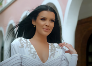 Ndjekësit shpërthejnë ndaj Greta Koçit, shkak veshja e saj në një dasmë!