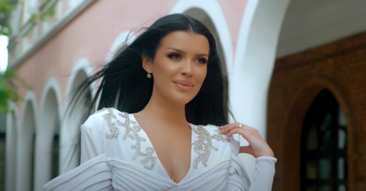 Ndjekësit shpërthejnë ndaj Greta Koçit, shkak veshja e saj në një dasmë!