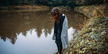 Këto janë arsyet përse njerëzit introvertë përfundojnë në lidhje toksike