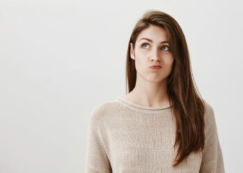 Disa sjellje tipike të vajzave të mençura në lidhje me dashurinë