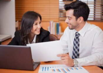 Çfarë i shtyn meshkujt të flirtojnë në punë?