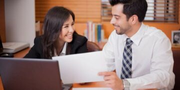 Çfarë i shtyn meshkujt të flirtojnë në punë?