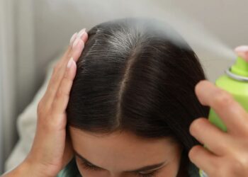 Pse shampoja e thatë mund të dëmtojë skalpin e kokës?