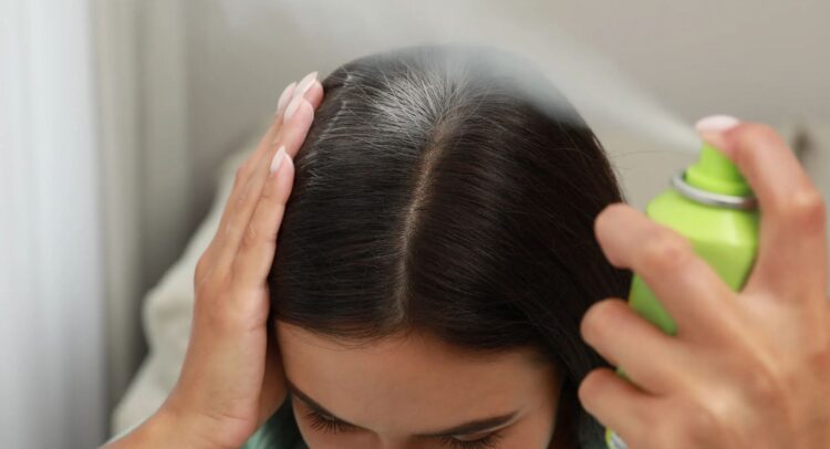 Pse shampoja e thatë mund të dëmtojë skalpin e kokës?
