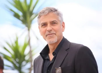 George Clooney shet vilën buzë liqenit italian me 10-fishin e blerjes