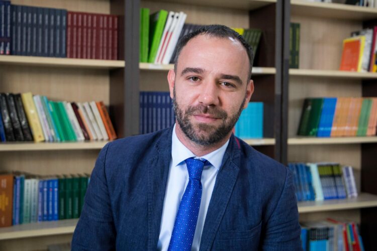 Ç’punë ka shteti me fenë dhe etninë?