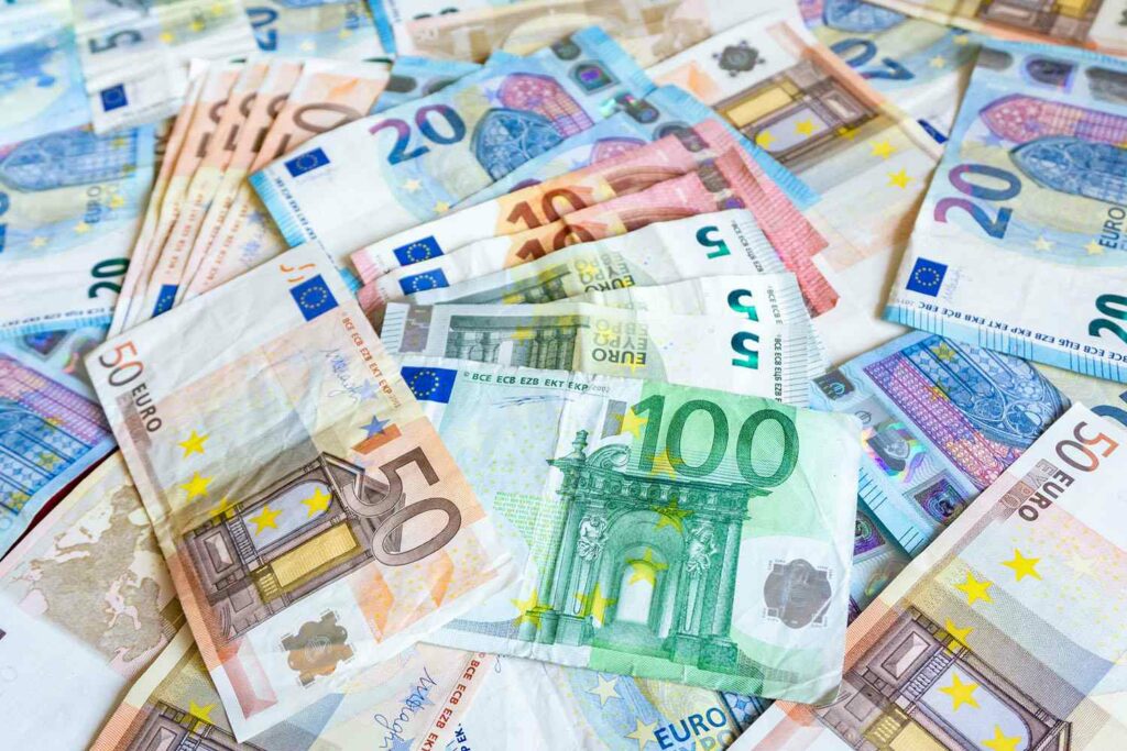 I kalojnë gabimisht 10 mln euro, i riu niset të blejë makinë, e ndalon nëna