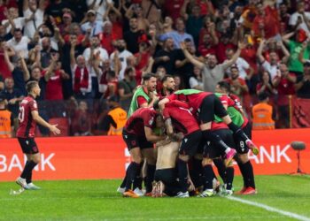 Shqipëria ngjitet në FIFA, kuqezinjtë fitojnë 3 pozicione