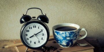 Ju flihet shumë në mëngjes? Truke që do t’ju ndihmojnë të zgjoheni më herët