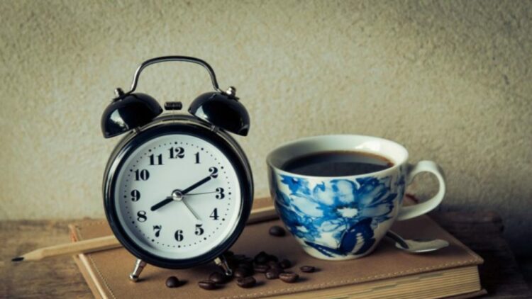 Ju flihet shumë në mëngjes? Truke që do t’ju ndihmojnë të zgjoheni më herët