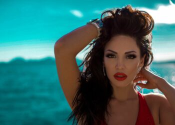 “Je plakur tani”/ Bleona nuk ia lë mangët ndjekësit (FOTO)