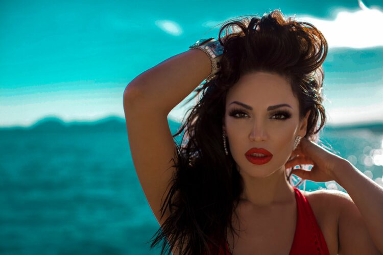 “Je plakur tani”/ Bleona nuk ia lë mangët ndjekësit (FOTO)