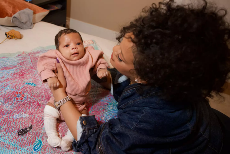 Pse djali i Rihanna-s u vesh me rozë në fotot e tij të para?