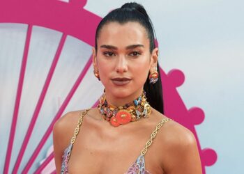 Videoja virale! Dua Lipa për pak sa nuk rrëzohet në skenë