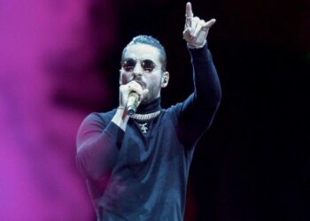 Ups! As Maluma nuk i shpëton trendit, fansi i hedh patericën në skenë