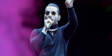 Ups! As Maluma nuk i shpëton trendit, fansi i hedh patericën në skenë