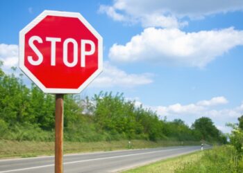 E keni menduar ndonjëherë pse shenja “STOP” është tetëkëndore?