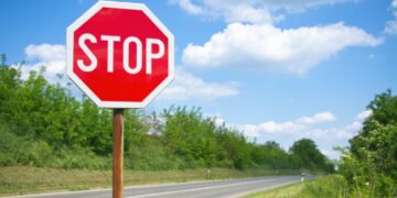 E keni menduar ndonjëherë pse shenja “STOP” është tetëkëndore?