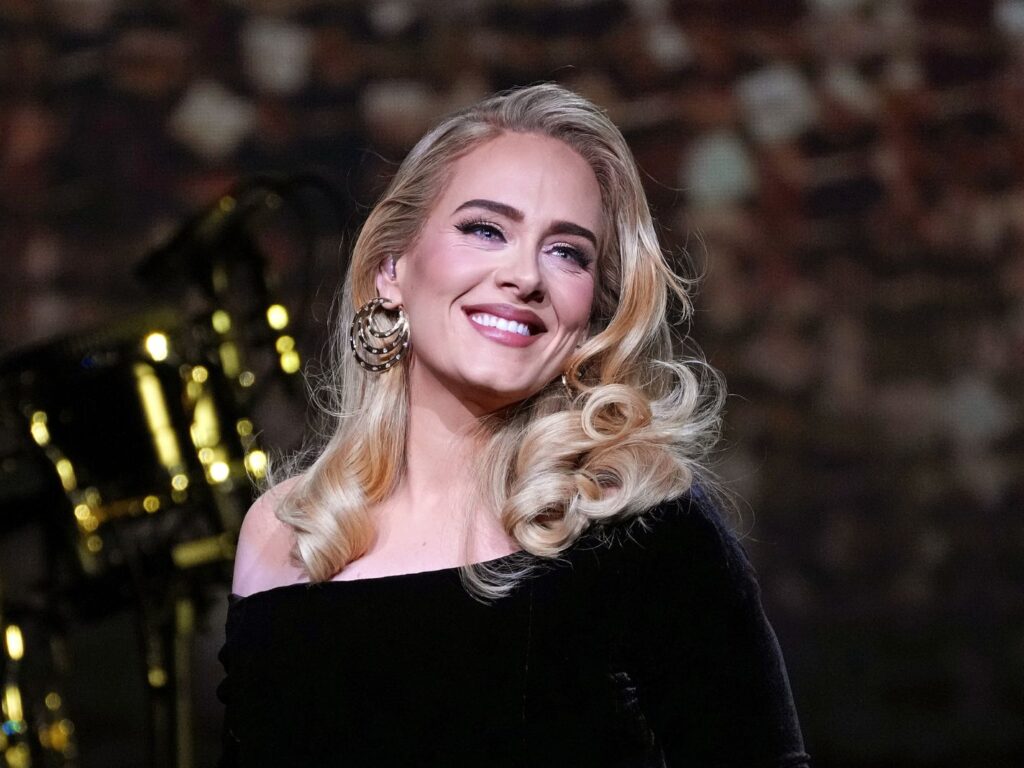 Ç’ndodhi?! Adele ndërpret koncertin, shkak bëhet ky detaj në fustan