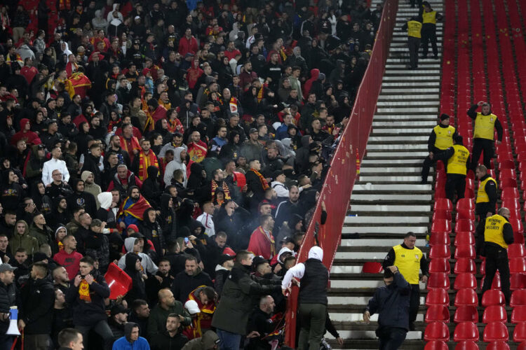Shqipëri, Shqipëri thirret në Beograd, tifozët malazezë përplasen me serbët