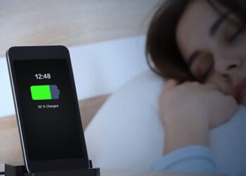 Pse nuk duhet ta karikoni celularin gjatë natës?