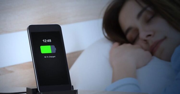 Pse nuk duhet ta karikoni celularin gjatë natës?