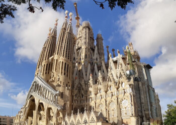 Pas 140 vjetësh, përfundojnë pesë kullat qendrore të “Sagrada Familia-s”