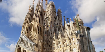 Pas 140 vjetësh, përfundojnë pesë kullat qendrore të “Sagrada Familia-s”