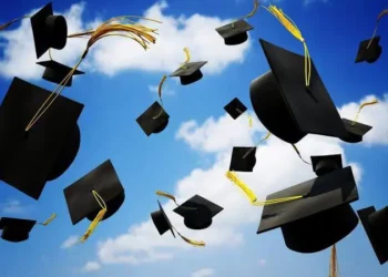 “Tani do të ndalem”, 91-vjeçari merr diplomën e 15-të