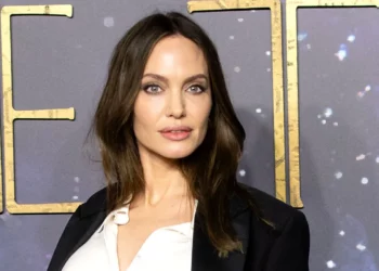Angelina Jolie po humbet papritur ndjekës, pse?