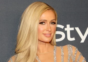 Ç’po ndodh?! Fotoja e Paris Hilton me të birin bëhet VIRALE