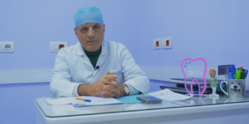 Babai i 3-vjeçarit të ndjerë: Mjeku gënjen, djali doli në gjendje të rëndë