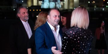 I qeshur krahë kolegëve, Genc Fuga shfaqet për herë të parë në publik