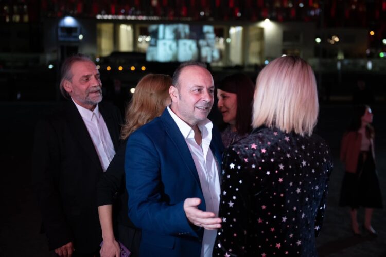 I qeshur krahë kolegëve, Genc Fuga shfaqet për herë të parë në publik