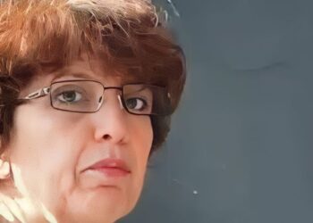 Flet mësuesja që u godit me karrige nga gjimnazisti!