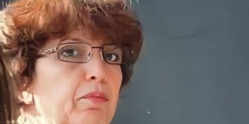 Flet mësuesja që u godit me karrige nga gjimnazisti!