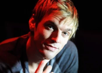 Nëna e Aaron Carter ngre padi kundër mjekëve për vdekjen e tij