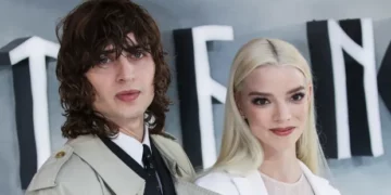 Aktorja e ‘Queen’s Gambit’ kurorëzon dashurinë me këngëtarin e njohur