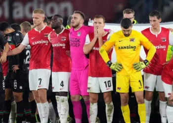 Frikë në Holandë, lojtari “shembet” në fushë, ndërpritet ndeshja