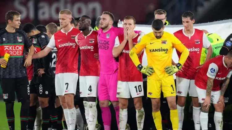 Frikë në Holandë, lojtari “shembet” në fushë, ndërpritet ndeshja