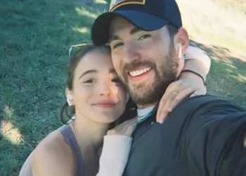 Për herë të parë, Chris Evans konfirmon martesën me Alba Baptistan