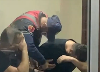 Me kokën ulur, dalin para gjykatës 2 nga 4 përdhunuesit e të resë në Vlorë