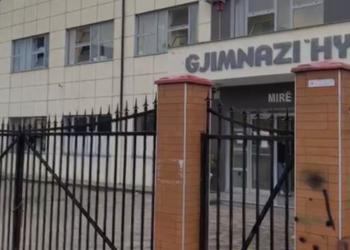 Lezhë/ Goditi mësuesen me karrige, 16-vjeçari lihet në ‘arrest shtëpie’