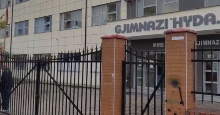 Lezhë/ Goditi mësuesen me karrige, 16-vjeçari lihet në ‘arrest shtëpie’